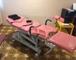 В Одесі покращують доступність медичної допомоги для людей з інвалідністю. одеса, гінекологічне крісло, доступність, медична допомога, інвалідність, floor, wall, indoor, chair, red, room, pink, seat, furniture. A red office chair in a room