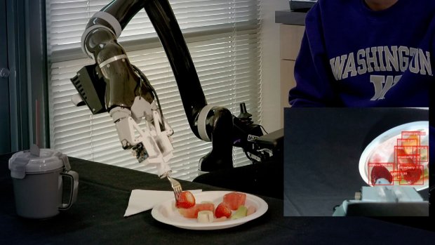 Американские инженеры разработали роборуку, способную покормить людей с ограниченной подвижностью. сша, инвалидная коляска, проект, роборука, устройство