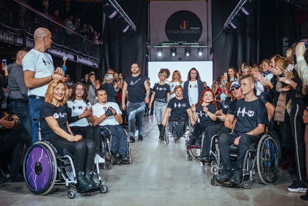 Без барьеров. Как Харьковская неделя моды способствует интеграции в общество людей с инвалидностью. kharkiv fashion, инвалидная коляска, инвалидность, модель, подіум