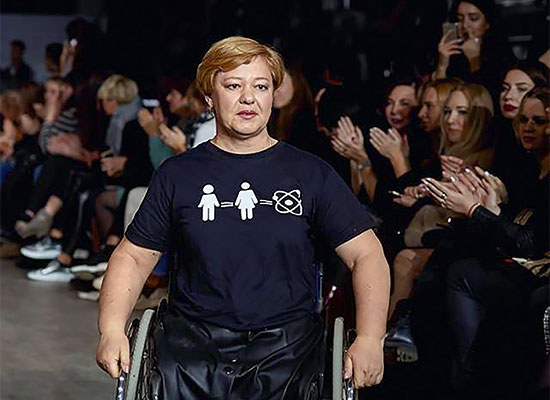 Без барьеров. Как Харьковская неделя моды способствует интеграции в общество людей с инвалидностью. kharkiv fashion, инвалидная коляска, инвалидность, модель, подіум