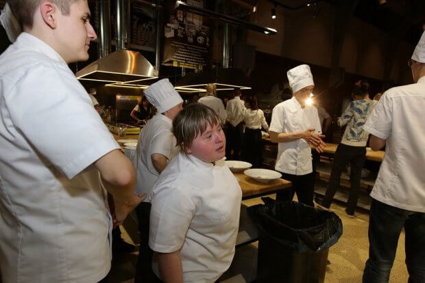Как в Харькове работает социально ответственный бизнес: стать шеф-поваром? — Не вопрос!. харьков, инвалидность, проект снег на голову, ресторан, шеф-повар