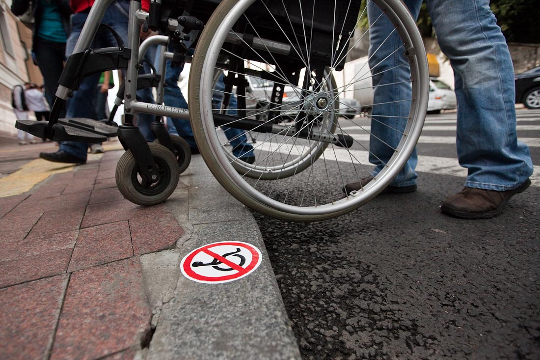 Визначено Перелік типів об’єктів, що підлягають моніторингу та оцінки ступеня безбар’єрності об’єктів фізичного оточення і послуг для осіб з інвалідністю у 2024 році. мінінфраструктури, безбар'єрність, моніторинг, послуга, інвалідність, ground, outdoor, wheel, person, tire, bicycle wheel, land vehicle, bicycle, bike, vehicle. A bicycle parked on a sidewalk