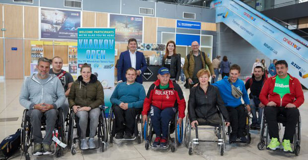У Харкові пройде міжнародний турнір з тенісу. kharkov open, змагання, теніс, турнір, інвалідний візок, person, clothing, indoor, wheelchair, man, smile, footwear, group, posing. A group of people posing for the camera
