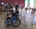 Inclusive dance (ВИДЕО). мариуполь, инвалидная коляска, инвалидность, мастер-класс, танець, person, floor, indoor, wheelchair, clothing, footwear, man, people, several. A group of people in a room