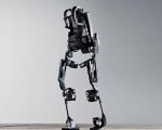 Французская компания создала экзоскелет, которым можно пользоваться без помощи костылей. atalante, wandercraft, инвалидное кресло, устройство, экзоскелет, toy, tripod, robot, cartoon. A man holding a gun