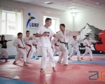 Особливий спортсмен – особливі успіхи. Каратист, який не чує, звернувся до однолітків (ВІДЕО). чернівці, карате, самореалізація, тренування, інвалідність, martial arts uniform, japanese martial arts, martial arts, karate, person, black belt, indoor, kung fu, combat sport, judo. A group of people standing in a room
