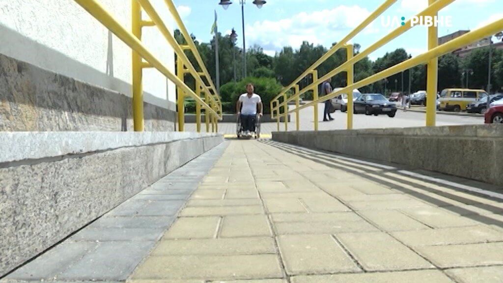 “Доступно.UA” перевіряє Рівне на доступність для маломобільних людей (ФОТО, ВІДЕО). дмитро щебетюк, рівне, доступність, інвалідність, інспекція, outdoor, sky, person, platform. A person sitting at a train station