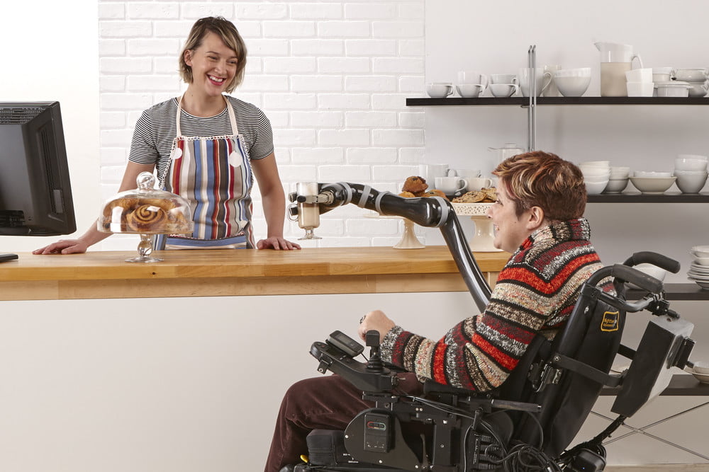 Канадці створили роборуку для інвалідного крісла (ВІДЕО). jaco, kinova robotics, пристрій, роботизована рука, інвалідне крісло, person, clothing, woman, human face. A person sitting on a counter