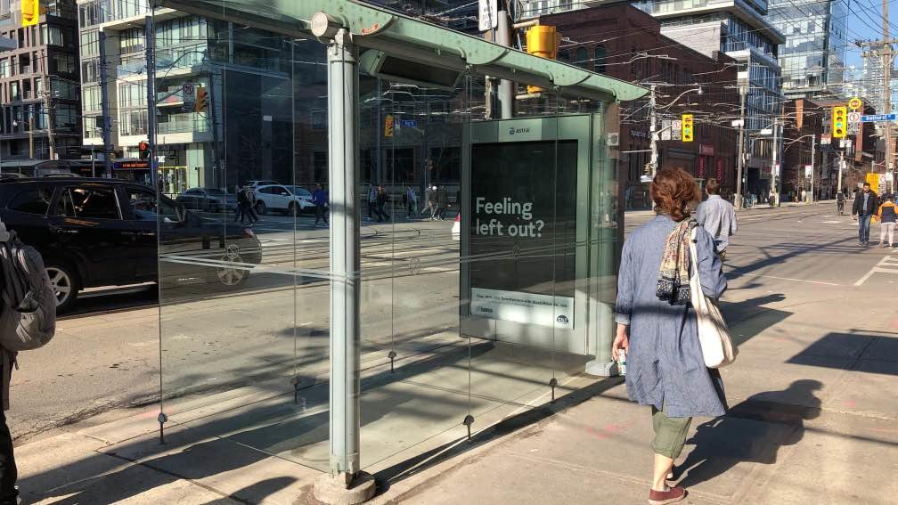 Для залучення уваги до проблем інклюзії в канадському Торонто встановили скляну зупинку, в яку неможливо увійти. торонто, автобусная остановка, дискримінація, инвалидность, инклюзия