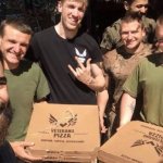Український захисник, який возить піцу побратимам на передову (ФОТО, ВІДЕО)