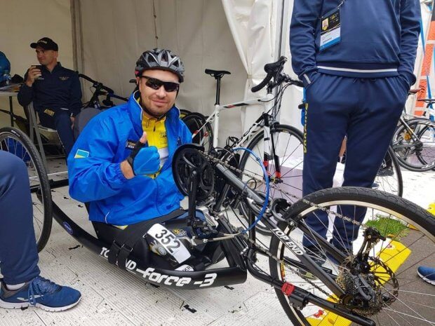 Олександр Чалапчій, не маючи обох ніг, під час підготовки до Invictus Games проїжджав на ручному велосипеді по 70 кілометрів на день. invictus games, олександр чалапчій, ампутация, велосипед, поранення