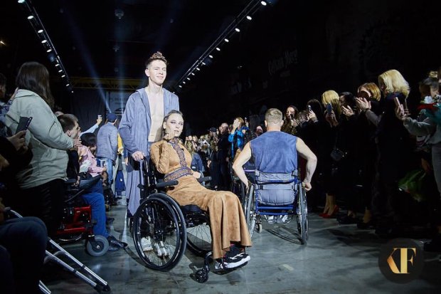 Люди на інвалідних візках підкорили подіум у Харкові: яскраві фото та відео. kharkiv fashion-2019, модель, показ, інвалідний візок, інвалідність