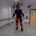Паралізований чоловік пройшов 145 метрів в екзоскелеті, який підключили до його мозку (ВІДЕО)
