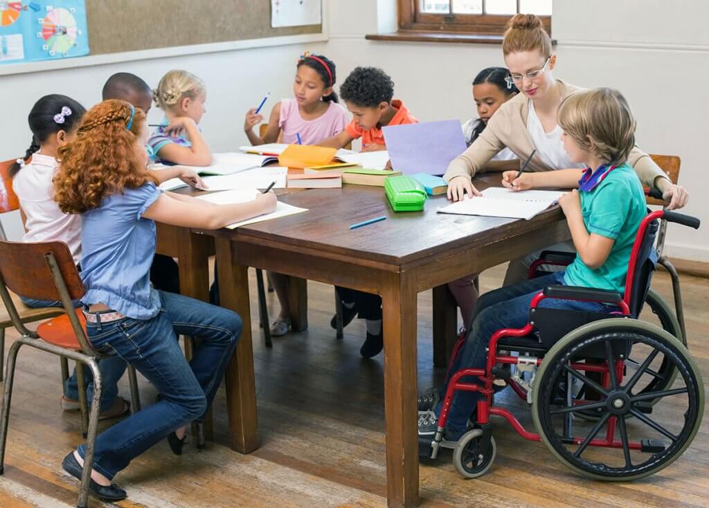 Мінсоцполітики впровадить послугу соціального супроводу під час інклюзивного навчання дітей з інвалідністю. асистент, дитина, послуга, супровід, інвалідність