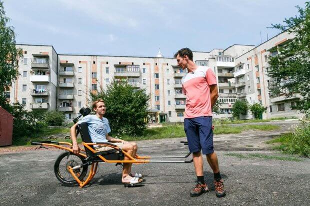 Понад сорок підйомів в гори: як у Львові працює фонд, який здійснює мрії людей з інвалідністю. on3wheels, волонтер, гора, проєкт, інвалідність