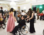 Елегантні дами і кавалери: В Тисмениці відбувся Мальтійський приятельський бал (ФОТО, ВІДЕО). мальтійський приятельський бал, тисмениця, танець, учасник, інвалідний візок