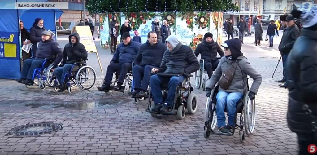 Випробували бар’єри на собі: як чиновники Івано-Франківська проїхали містом на інвалідних візках (ВІДЕО). івано-франківськ, доступність, чиновник, інвалідних візок, інвалідність