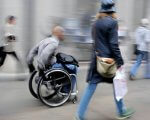В Україні затвердили правила руху у кріслах-колясках: де можна їздити. пдр, дорога, крісло-коляска, тротуар, інвалідний візок