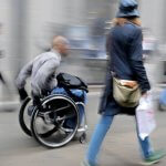 В Україні затвердили правила руху у кріслах-колясках: де можна їздити