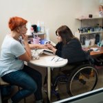 Світлина. У Вінниці працює унікальний соціальний проект: у манікюрному кабінеті послуги надають майстрині з інвалідністю. Робота, інвалідність, працевлаштування, Вінниця, манікюрний кабінет, Кульбабка