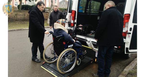 Новострілищанська громада отримала спеціалізований автомобіль для перевезення людей з інвалідністю. новострілищанська отг, перевезення, послуга, соціальне таксі, інвалідність