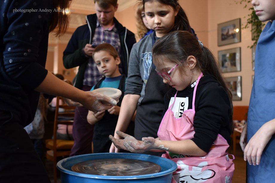 Инклюзивная гончарная мастерская в Краматорске стирает границы между обычными и особенными детьми. краматорськ, глинотерапія, гончарная мастерская, инвалидность, инклюзия