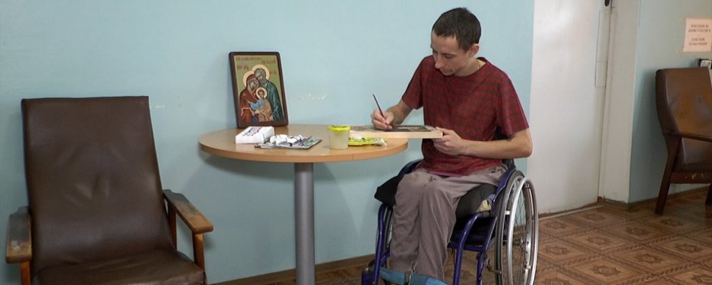 Колишній миколаївський військовий почав писати ікони (ВІДЕО). ігор саханський, військовий, іконописець, інвалідний візок, інвалідність