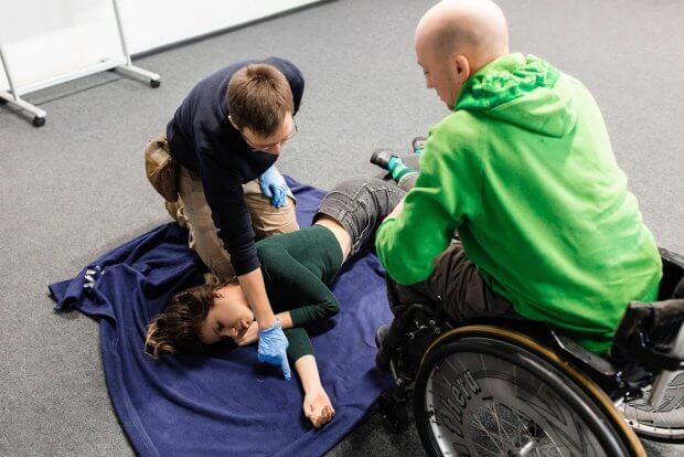 Одесситы впервые в Украине обучили первой помощи людей на инвалидных колясках. fast, киев, инвалидная коляска, помощь, тренинг