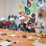 У Луцьку для людей з інвалідністю провели майстер-клас з виготовлення шоколадних цукерок (ФОТО)