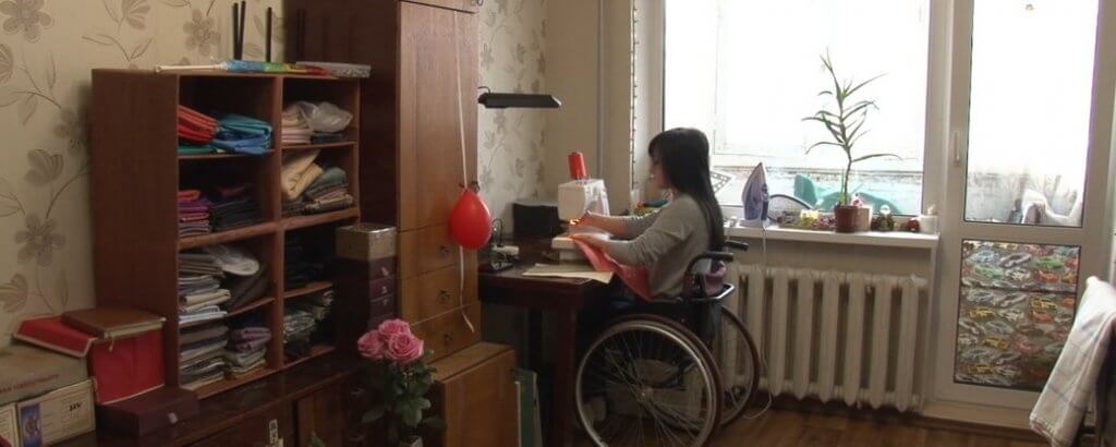 Черкащанка з інвалідністю шиє косметички (ФОТО, ВІДЕО). наталія давиденко, косметичка, травма, швачка, інвалідність