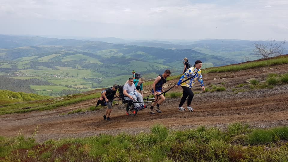 Участник АТО из Закарпатья покорил гору Гемба на инвалидной коляске. рустам росул, гора гемба, инвалидная коляска, ранение, участник ато