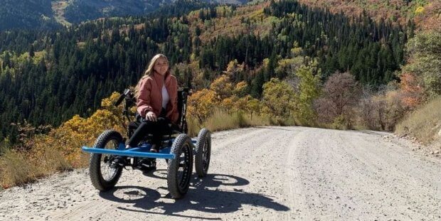 Чоловік створив візок для дружини з інвалідністю, який заїжджає в недоступні для неї місця. Тепер він готується до масового виробництва. зак нельсон, не-інвалідний візок, електричний, офф-роуд візок, інвалідність