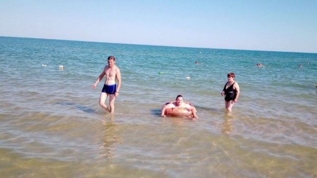 Волонтери організували 18-річному хлопцю з інвалідністю з Житомирщини поїздку в Одесу на море. іван дзюбенко, волонтер, море, поїздка, інвалідність