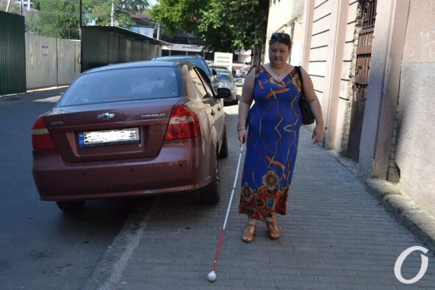 Хаос возле вокзала и жулики в такси: как инвалиды по зрению выживают в Одессе?. одесса, невидящий, помощь, транспорт, хаос