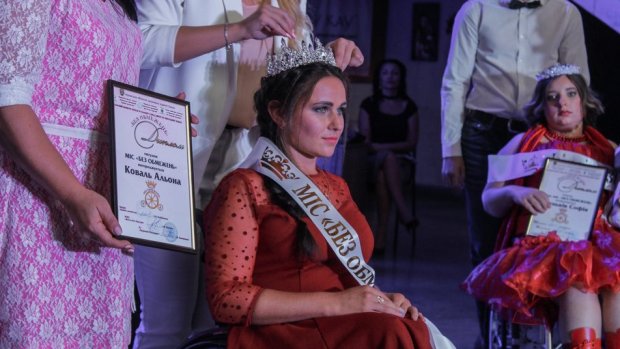 У Черкасах відбувся конкурс краси серед дівчат з інвалідністю (ФОТОРЕПОРТАЖ). без обмежень, черкаси, дівчина, суспільство, інвалідність