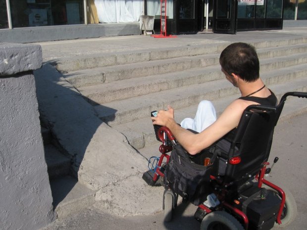 Недоступні Черкаси: як живеться в місті “падло-бордюрів” та “пандусів-вбивць” людям із інвалідністю. черкаси, пандус, послуга, транспорт, інвалідність