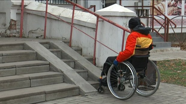 “Водії давали жилетки, щоб було видно”. Сумчани з інвалідністю показали, як пересуваються Троїцькою. суми, доступність, облаштування, перевірка, інвалідність