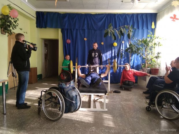 На Сумщині майстер в інвалідному візку плете сітки для спортивних майданчиків. павло самойленко, аварія, плетіння, травма, інвалідний візок