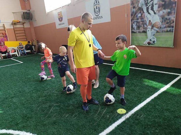 Долучають особливих дітей до футболу. донеччина, футбольна академія footystar, тренування, футбол, інвалідність