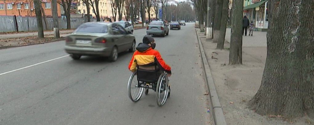 “Водії давали жилетки, щоб було видно”. Сумчани з інвалідністю показали, як пересуваються Троїцькою (ФОТО). суми, доступність, облаштування, перевірка, інвалідність