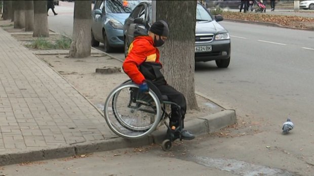 “Водії давали жилетки, щоб було видно”. Сумчани з інвалідністю показали, як пересуваються Троїцькою. суми, доступність, облаштування, перевірка, інвалідність