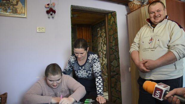 Сестри з Тернопільщини, які хворіють на ДЦП, займаються рукоділлям. дцп, ольга та марія загребельні, діагноз, рукоділля, інвалідність