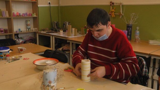 На Донеччині у соціальній майстерні люди з інвалідністю виготовляють мило та свічки. мариуполь, клуб повір у себе, порушення розвитку, соціальна майстерня, інвалідність