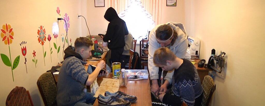 Перша професія: у житомирській спецшколі діти з інвалідністю вчаться шити і ремонтувати взуття (ВІДЕО). житомир, взуття, гурток, спецшкола, інвалідність