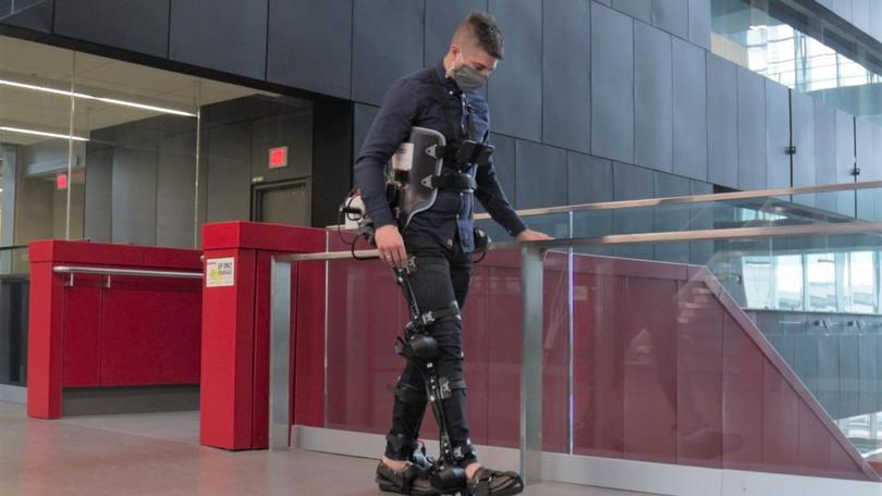 Экзоскелет с искусственным интеллектом возвращает людям способность ходить (ВИДЕО). искусственный интеллект, парализованный, ученый, ходьба, экзоскелет exonet