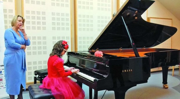 «У трирічному віці вперше почула, як звучить піаніно і як цікаво по ньому «проходити» пальцями…». віра семків, музична школа, незряча, піаністка, інклюзія