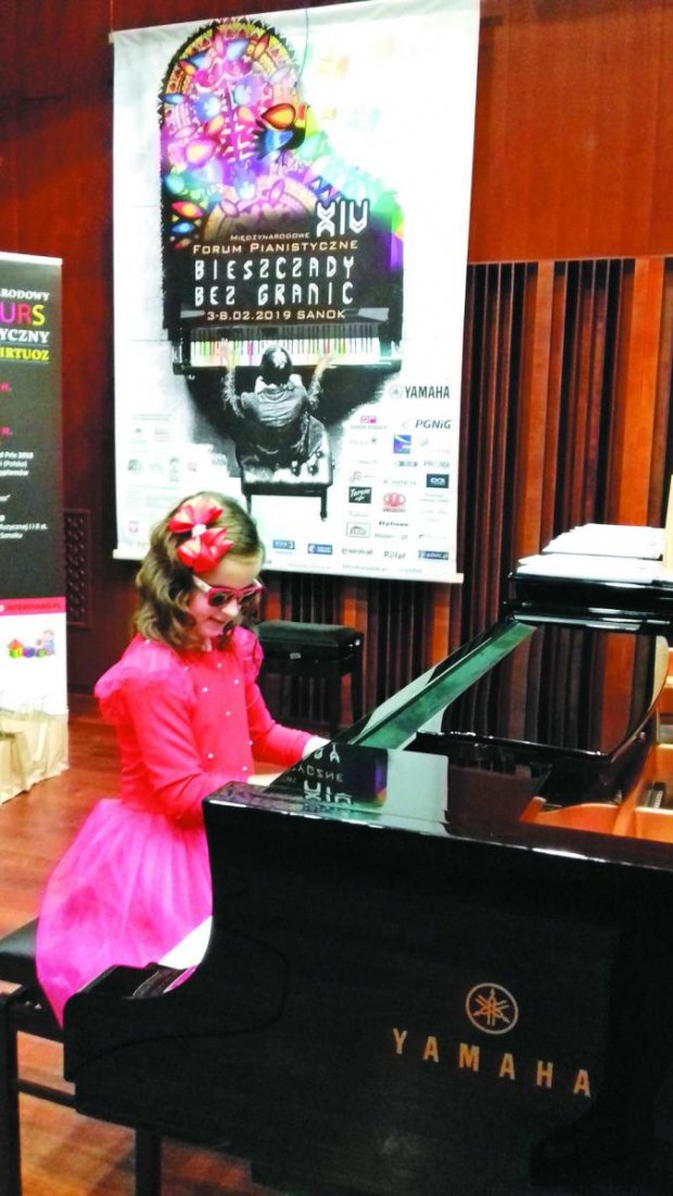 «У трирічному віці вперше почула, як звучить піаніно і як цікаво по ньому «проходити» пальцями…». віра семків, музична школа, незряча, піаністка, інклюзія