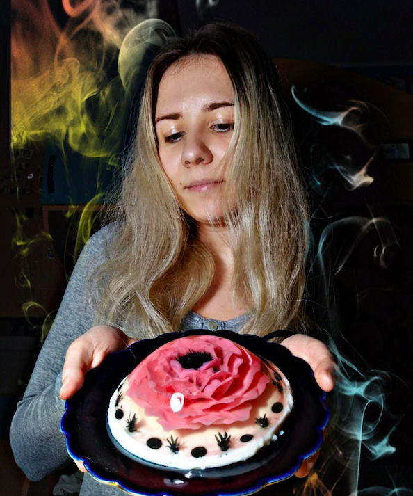В Житомире девушка с глухотой создает витражи на тортах: секреты мастерства. глухота, дарья твардовская, діагноз, желе, инвалидность