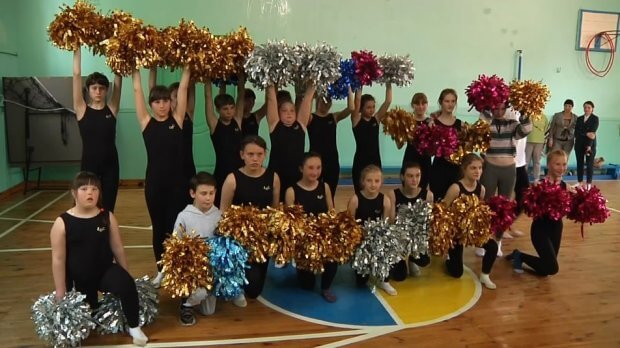 У Житомирі у спеціальній школі відкрили гурток з мажорет-спорту для дітей з інвалідністю. житомир, гурток, заняття, мажорет-спорт, інвалідність