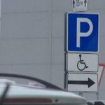 Інспекторам в Україні можуть дозволити карати водіїв, які паркуються на місцях для осіб з інвалідністю